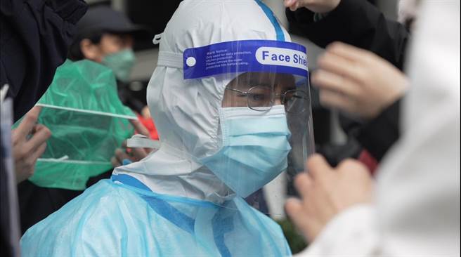 胡宇威在《打怪任务》饰演感染管制中心副主任经常要全副武装备战病毒。（大爱电视台提供）