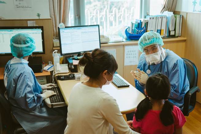 胡宇威在《打怪任务》饰演小儿科医师，对小朋友很有办法。（大爱电视台提供）
