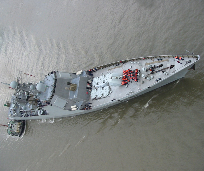 052C级是中国大陆首款相控阵雷达与垂发系统的神盾舰，圆桶状的垂发系统仍带有俄式风格，最大的缺点是携弹量少。(图/中华军网)