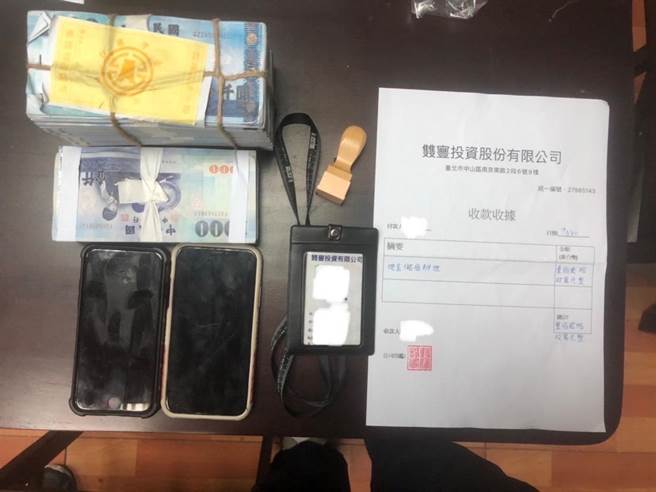 警方当场将车友逮捕，并查获工作手机2支、假投资经理名片、印章等施用诈骗犯罪工具。（警方提供／陈育贤新竹传真）