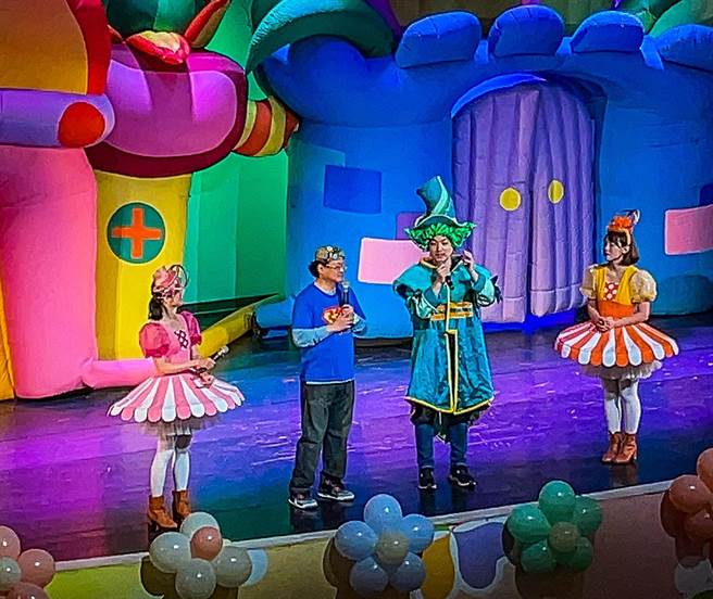 台北市长蒋万安欢庆儿童节，特别穿上造型服装与孩童同乐，蒋万安解释，这套服装顏色比较亮，穿起来比较醒目，夸张的帽子、髮型和服装，以自身经验来看，觉得孩童会喜欢。（刘彦宜摄）