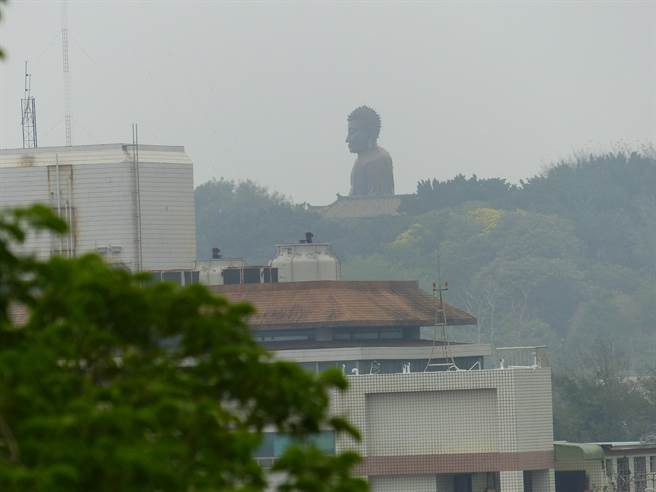 远看八卦山大佛就像被蒙上一层薄纱一样，雾茫茫的。(吴建辉摄)