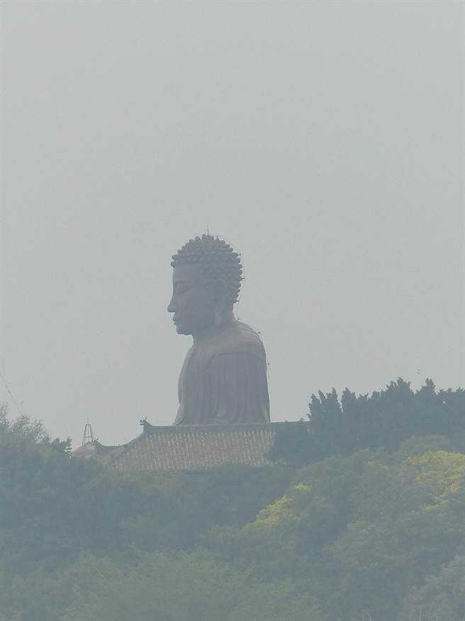 彰化县环保局表示，近日许多民眾已经提前扫墓，焚烧纸钱、杂草等燃烧，让当地民眾以为这是空气不好的主因，但其实与空气污染有关。(吴建辉摄)
