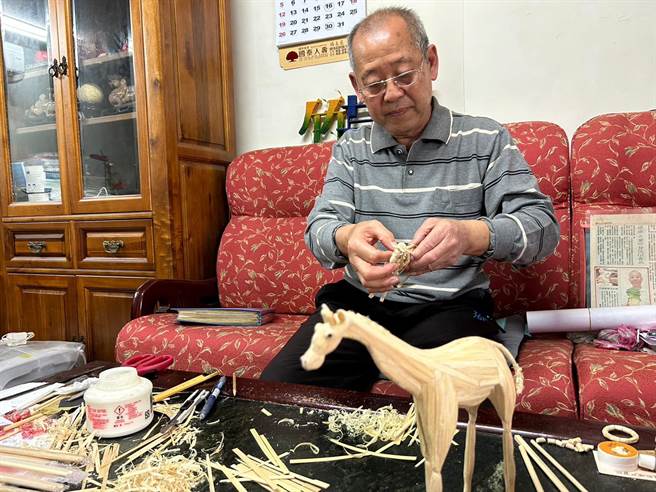 顶新和德文教基金会与汤宗源合办「汤爷爷的竹艺人生」竹筷工艺展，即日起至25日在永靖乡成美艺廊展，欢迎民眾参观。(顶新和德基金提供／吴建辉彰化传真)