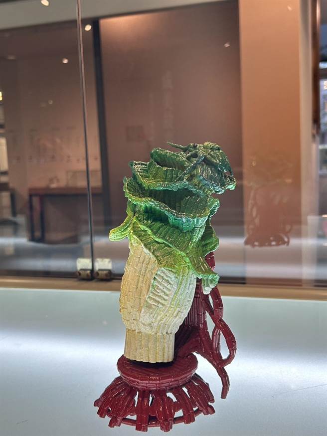 现年72岁的汤宗源，用竹筷还原出故宫「翠竹白菜」。(顶新和德基金提供／吴建辉彰化传真)