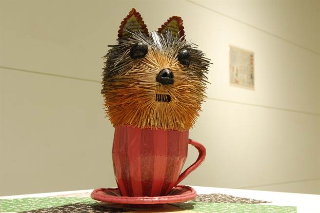 作品「杯狗旺旺」的毛髮，是竹筷一根一根削得比竹籤还细，一根一根年出来的，相当细腻。(顶新和德基金提供／吴建辉彰化传真)