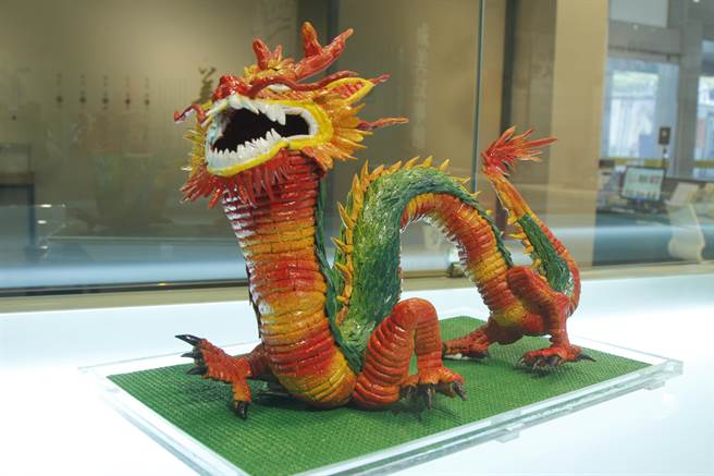 杨宗源的作品有多项与信仰有关，因其退休后在城隍庙帮忙，作品时常有「神轿」和「祥龙献瑞」等。(顶新和德基金提供／吴建辉彰化传真)