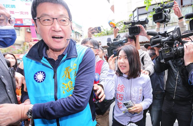 立委费鸿泰（左）、台北市议员徐巧芯（中）。（资料照片/黄世麒摄）