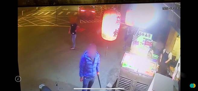 雙方人馬為喬債務在碳烤店鬥毆。（警方提供）