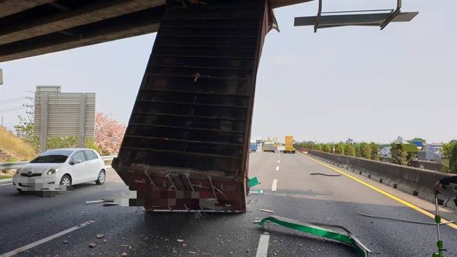 下營系統至麻豆交流道管制封閉約1小時才恢復通車。（讀者提供／張毓翎台南傳真）