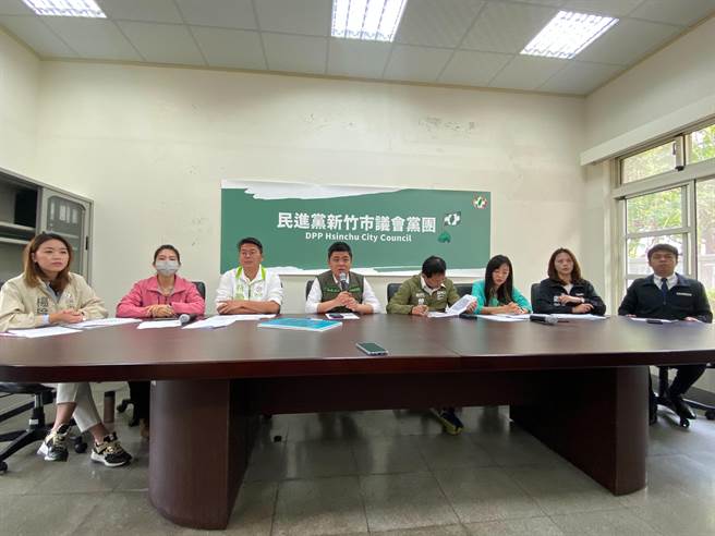 新竹市長高虹安執政百日民調出爐，有6成民眾表示滿意，對此，綠營人士普遍不以為然，陳建名（左四）甚至認為高虹安帶領市政無能為力、一籌莫展。（陳育賢攝）