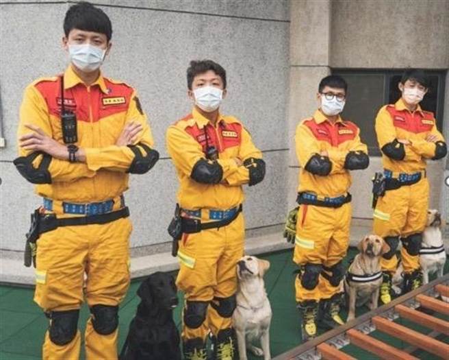 新竹市消防局4隻搜救犬，近日參加IRO國際搜救犬組織評量檢測，均通過認證。（新竹市政府提供／陳育賢新竹傳真）