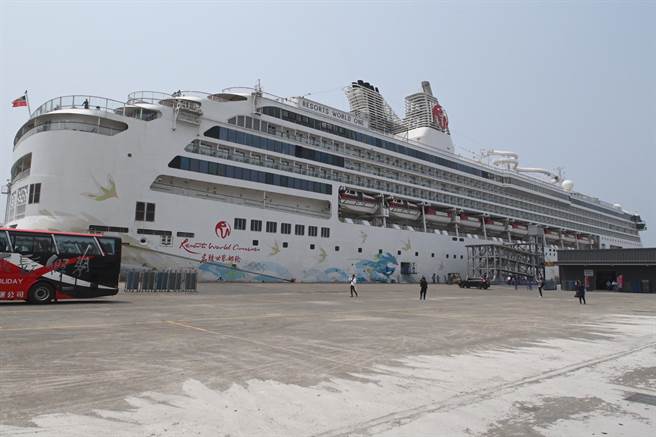 名胜世界1号邮轮4日举行高雄首航。（林瑞益摄）