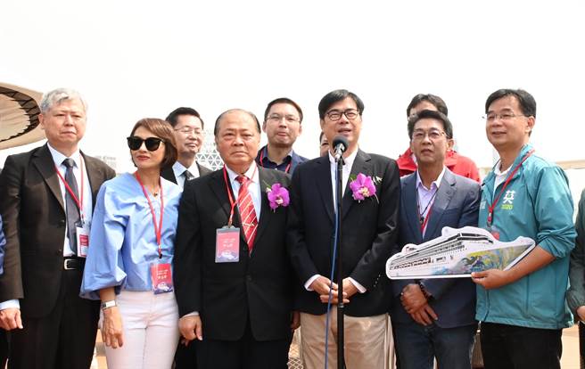 高雄市长陈其迈（右三）、澎湖县长陈光復（左三）祝贺名胜世界1号邮轮首航顺利。（林瑞益摄）