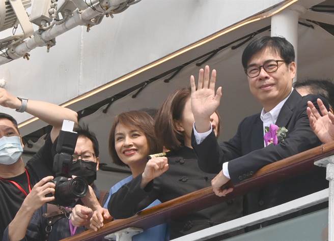 高雄市长陈其迈（右）4日出席名胜世界1号邮轮首航仪式，他向民眾挥手示意。（林瑞益摄）