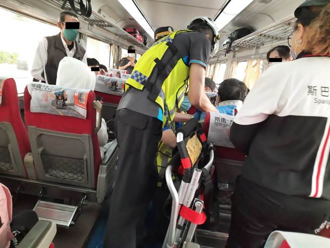 救护人员以颈圈协助固定受伤男子颈部并送医。（民眾提供／李京升苗栗传真）