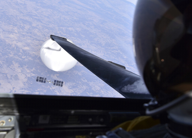 美媒3日引述美国官员指出，大陆侦察气球具有搜集多座美军敏感军事要地情资、并即时回传情报给北京的功能。图为美军U-2侦察机2月22日在高空俯瞰大陆气球的画面。（图／美联社、美国国防部提供）