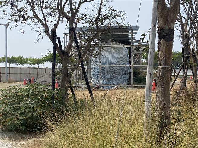 高鐵台南站廣場的花魁車停放於施工中的地景公園，以帆布蓋著，高鐵公司說明，由於重新變更設計，才會導致工期延宕，但今年底會完工。(曹婷婷攝)