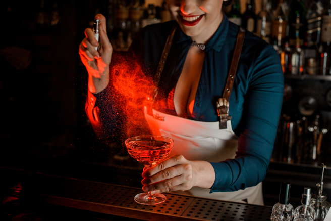 美國一名21歲調酒師不喜歡穿內衣，上班時容易成為焦點，更坦言不穿胸罩能拿到比較多小費。(示意圖/達志影像)