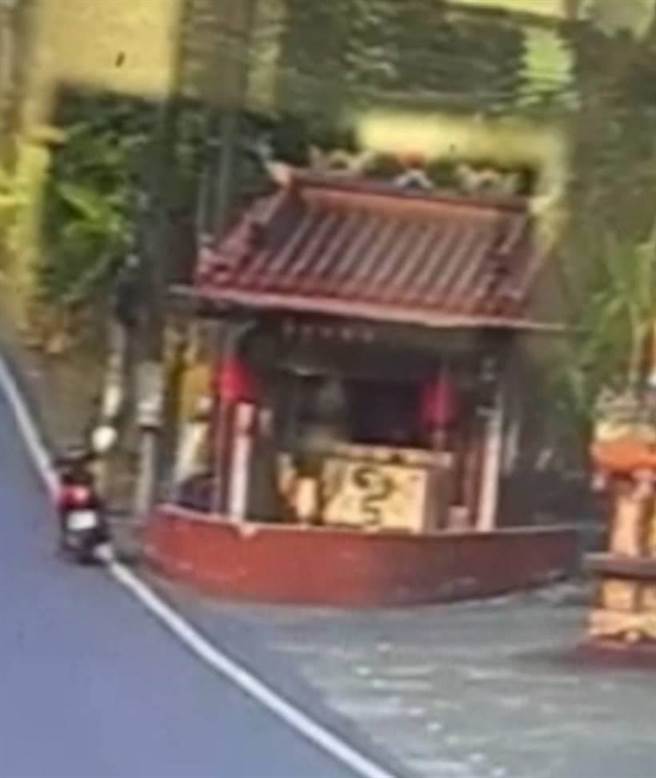 高雄旗山区一名58岁月姓惯窃日前到杉林区偷窃土地公庙的金牌一面，之后因为骑车自摔被逮。（翻摄照片／林瑞益高雄传真）