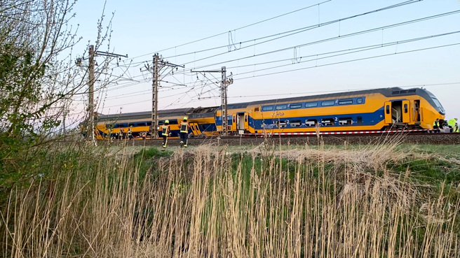 荷蘭一輛火車4日撞上鐵道上的起重機後出軌，目前釀成1死、多人重傷。（圖／路透社）