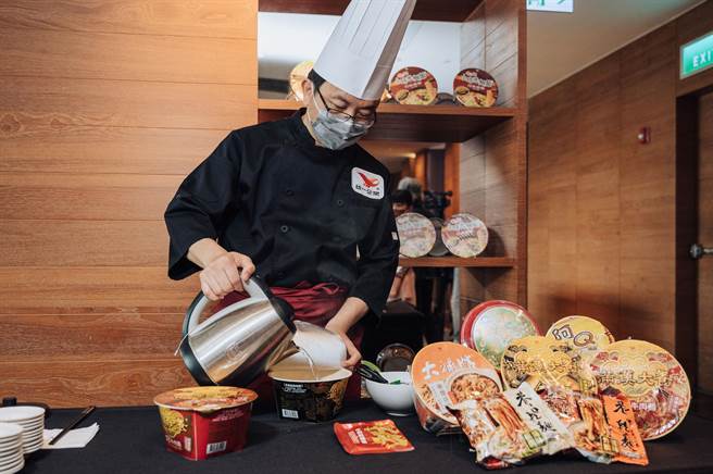 统一麵小时光麵馆为台湾第一碗获得ITI 国际风味评鑑2星荣耀的「冲泡式非油炸麵」。（统一提供）