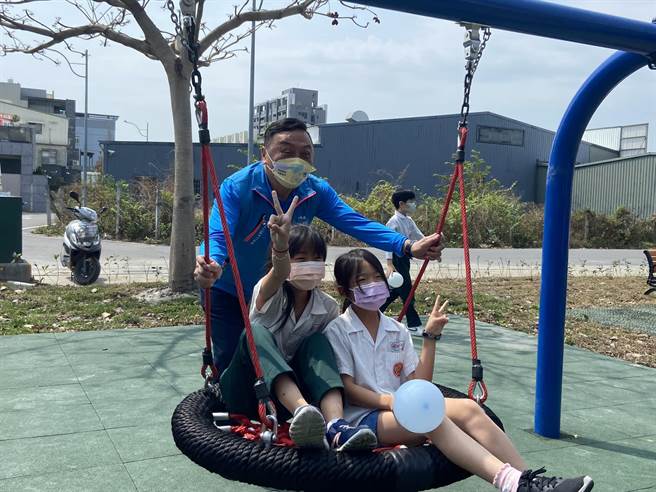 彰化员林目前11个公园游具全部封闭，导致连假期间小朋友无处去，通通挤在日前开放的公19晴雨球场新建儿童游戏场，这也让在地乡亲敲碗。(员林公所提供／吴建辉彰化传真)