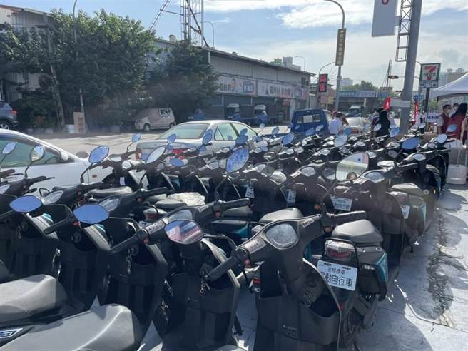 新北市4月起在新庄、三重等多个行政区举办微型电动二轮车查核挂牌定点服务。（资料画面）