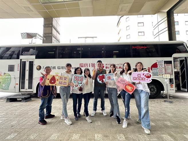 民进党新竹市党部4日特别举办公益捐血活动，响应党主席赖清德发起的「捐血1袋、救人1命」捐血活动。（民进党提供／陈育贤新竹传真）