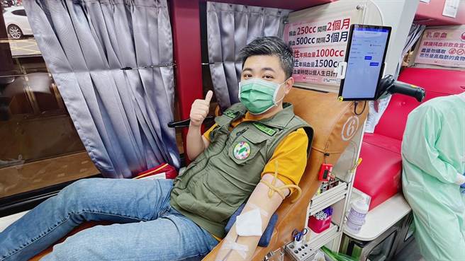 新竹市议员、民进党新竹市党部主委陈建名自己率先捐出热血。（民进党提供／陈育贤新竹传真）