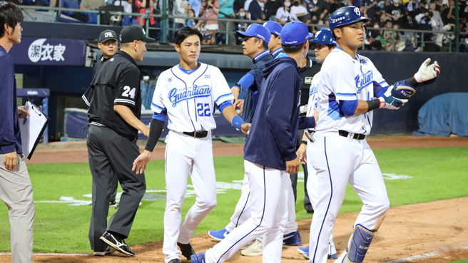 中华职棒3日新庄战发生疑似促请裁决误判争议，虽然最后富邦悍将队终场以3比2险胜，但队长范国宸（右）赛后愤怒地衝出来找裁判理论。（富邦悍将提供）
