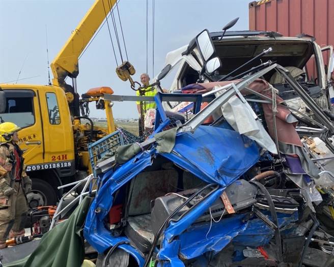 國1南向296.6公里處下午1點驚傳5車追撞的交通事故。（讀者提供／張毓翎台南傳真）