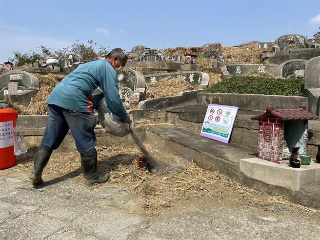 掃墓民眾今年改以沙子滅掉燒金紙餘燼，減少水資源浪費。(台南市消防第五大隊提供／曹婷婷台南傳真)