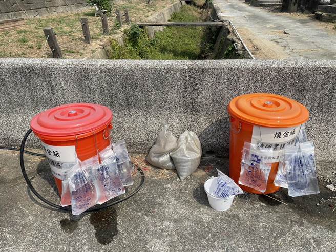 歸仁消防分隊提供沙包，讓掃墓民眾可以沙子覆蓋燒金紙餘燼。(台南市消防第五大隊提供／曹婷婷台南傳真)