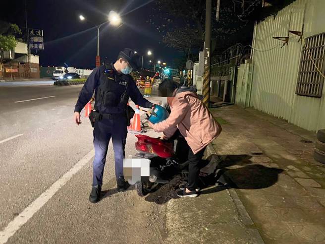 桃园一名女子，今日凌晨骑车下班返家途中，车轮突爆胎无法行驶。（翻摄照片／蔡明亘桃园传真）