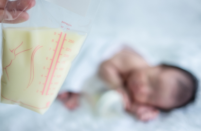 女网友抱怨男友放着牛奶不喝，天天喝嫂子的母乳，她坚决反对还被骂管太多。（示意图／达志影像）