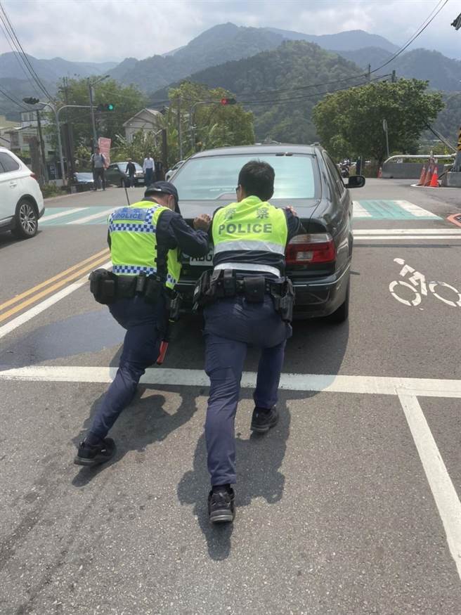 員警以人力協助婦人車輛脫困。（警方提供／李京昇苗栗傳真）
