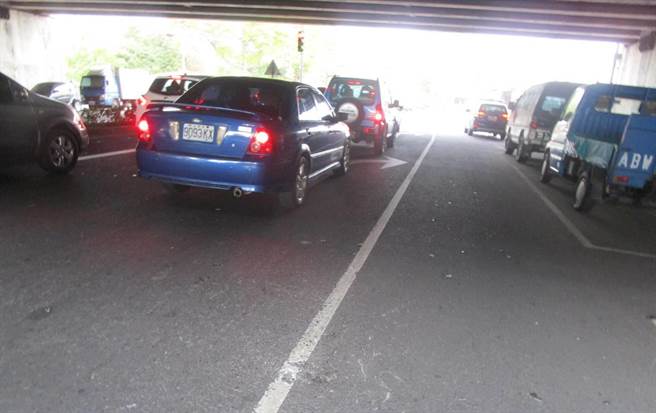 王姓男子騎機車撞上馬路上的鐵塊物品，導致他連人帶車空中翻滾一圈後墜落地面。(民眾提供)