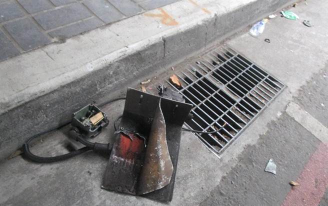 長約30公分、寬20公分的不明鐵製物品，就是害王姓騎士摔車的禍首。(民眾提供)