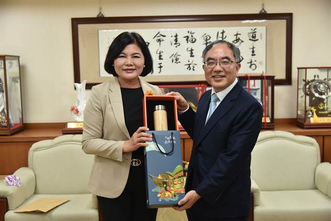 臺大校长陈文章（右）主动针对台大云林分部设校进度拜会县长张丽善。（周丽兰摄）