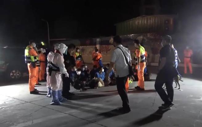 海上浮尸频传还不怕，屏东海巡再逮12名越南偷渡男女。(海巡署提供)