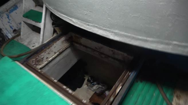 海上浮尸频传还不怕，屏东海巡再逮12名越南偷渡男女。(海巡署提供)