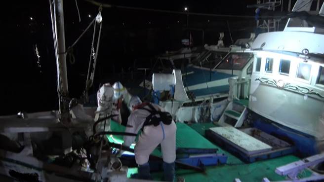 海上浮尸频传还不怕，屏东海巡再逮12名越南偷渡男女。(海巡署提供)