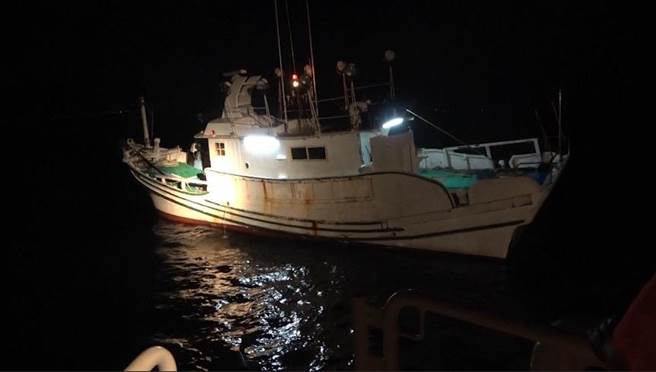 海上浮尸频传还不怕，屏东海巡再逮12名越南偷渡男女。(海巡署提供)