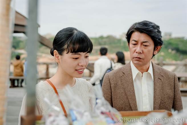 陆夏（左）在片中爱上年纪比她大很多的永濑正敏。（红杉娱乐提供）