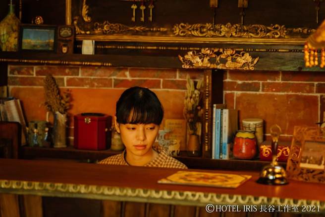 陆夏在电影里与母亲一起经营艾莉丝旅馆。（红杉娱乐提供）