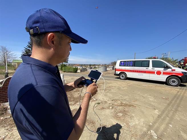 嘉义县消防局今年特别出动空拍机升空，在墓地巡视、广播，消防车也在现场待命，让民眾有所警觉。（嘉义县消防局提供∕吕妍庭嘉义传真）