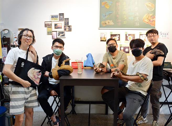 邱进浩（右）以爬虫类为主题开设的冰店，常吸引爬友不定期聚会。（林和生摄）