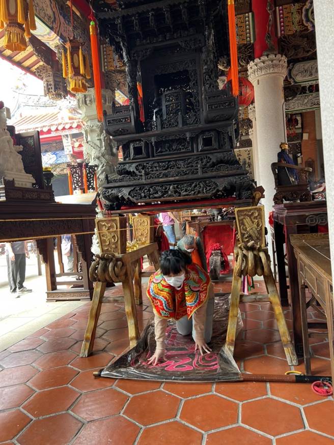 虎尾鎮持法媽祖宮一年一度「文昌祈願祭」4日隆重舉行，吸引大批家長帶孩子參加，祈求開智慧且學習謙卑。（周麗蘭攝）