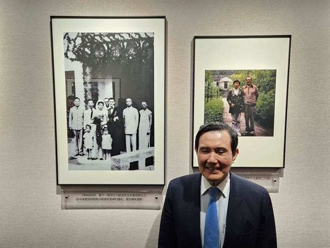 前總統馬英九今天下午參觀父母的母校中國國民黨中央政治學校舊址，看到父母當年的結婚照，馬英九開心的站在照片前合影。（照片由廖元豪提供）